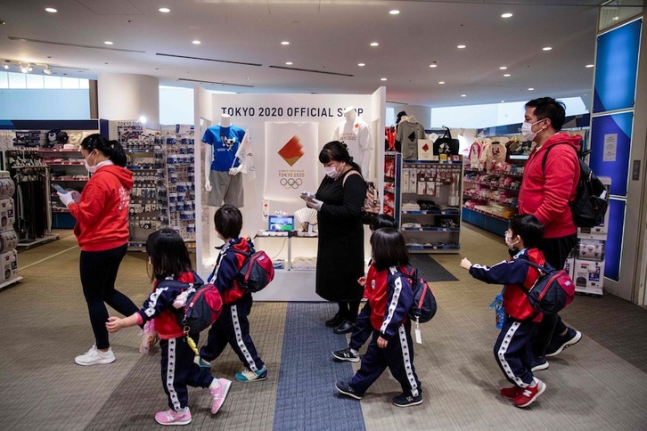 Un grupo de niños en una tienda oficial de Tokio 2020, el 25 de marzo, un día después de la decisión de retrasar los Juegos Olímpicos. (Behrouz MEHRI| AFP)