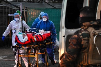 Médicos franceses trasladan a un paciente en un hospital de campaña de Mulhouse, en el este del Estado francés. (Sebastien BOZON)