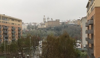 Tan solo los tejados siguen blancos por la nieve en Iruñea. (NAIZ)