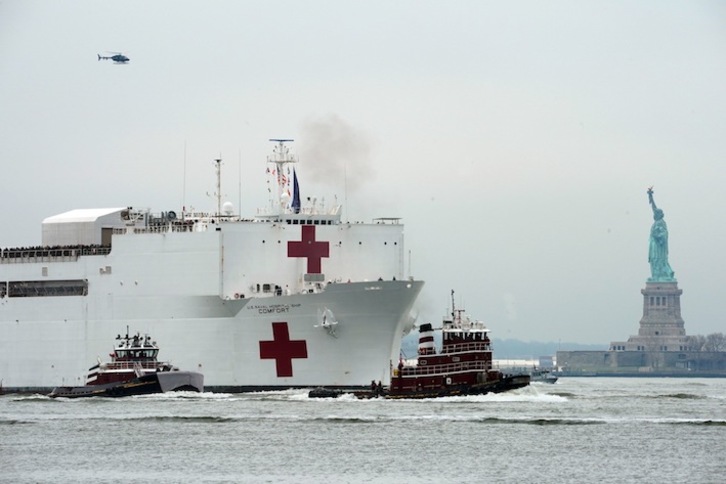 ‘USNS Comfort’ ospitale-ontzia astelehenean heldu zen New Yorkeko portura. (Bryan R. SMITH/AFP)