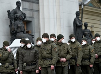  Policías ucranianos en el exterior del Parlamento. (Sergei SUPINSKY-AFP) 