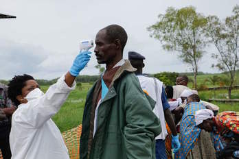 Una médico toma la temperatura a un hombre a su llegada a Burundi desde la República Democrática del Congo (Onesphore NIBIGIRA/AFP)