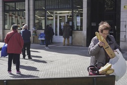 Erosketak egiteko ilara Errenterian, koronabirusak eragindako egoeragatik. (Andoni CANELLADA/FOKU)