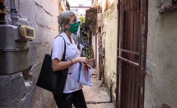 La estudiante de Medicina Susana Díaz realiza una ronda casa por casa en La Habana para detectar posibles casos de coronavirus. (Adalberto ROQUE/AFP)