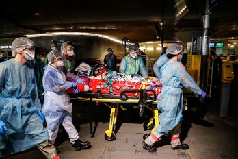 Médicos franceses trasladan a un paciente de un tren medicalizado en la estción parisina de Austerlitz. (Thomas SAMSON/AFP)