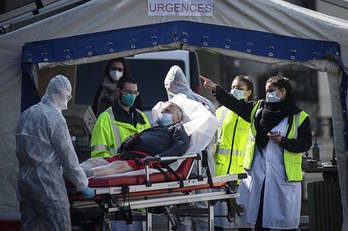 Personal médico atiende a un paciente en urgencias, en un hospital de París. (Philippe LOPEZ) 