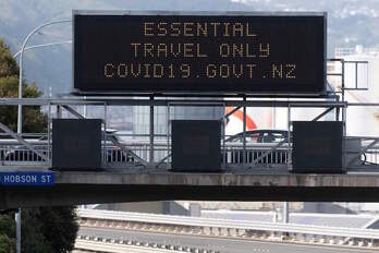 Un panel en una autopista de Wellington informa sobre las restricciones a la movilidad. (Marty MELVILLE/AFP)