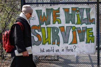 Una pancarta denuncia las condiciones de los refugiados en Moria. (David GANNON/AFP)