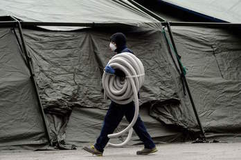 Un trabajador en el hospital de campaña situado en el exterior del Greogrio Marañón. (Óscar DEL POZO/AFP)