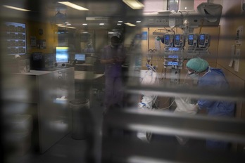 Médictos atienden a un  paciente de Covid-19 en las instalñaciones de l hopital de Barcelona Val D'Hebron- (Javier GARCIA VIILANOVA/AFP)