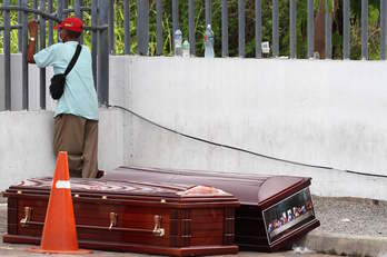 Dos féretros en una calle de Guayaquil. (Enrique ORTIZ/AFP)