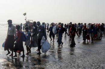 Refugiados rohingyás huyen cruzando el río de la persecución birmana. (STR)