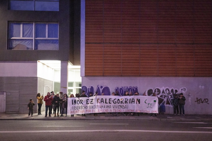 Movilización frente a una inmueble de Alokabide en Gasteiz. (Endika PORTILLO/FOKU)