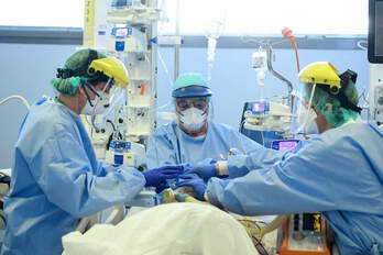 Médicos atienden a una persona contagiada en la región de Lombardía. (Piero CRUCIATTI/AFP)