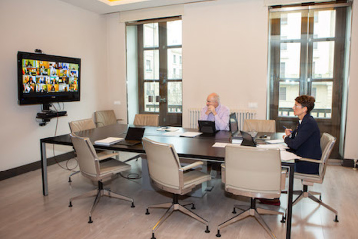 La presidenta María Chivite y el vicepresidente segundo José María Aierdi, durante la videoconferencia con Pedro Sánchez. (GOBIERNO DE NAFARROA)