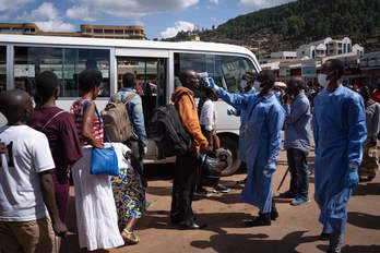 El coronavirus dificultará las labores de exhumación en Kigali. (Simon WOHLFARHT / AFP)