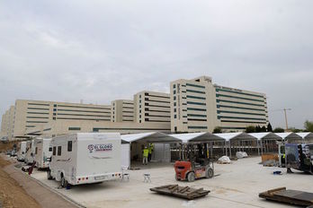 Carpas en el exterior del Hospital La Fe, en Valencia. (José JORDÁN / AFP)