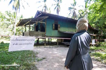 Una trabajadora sanitaria visita a una familia en cuarentena al sur de Tailandia. (Tuwaedaniya MERINGING/AFP)