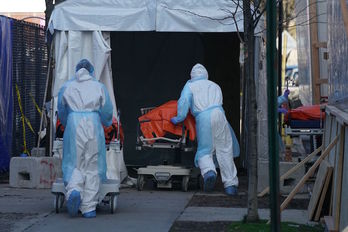 Camión refrigerado usado para guardar cadáveres en Nueva York. (Brian SMITH | AFP)