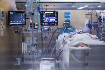 Un sanitario atiende a un paciente en un hospital de Barcelona. (Pau BARRENA / AFP)