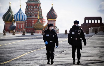  Policías rusos patrullan por las desiertas calles de Moscú. (Alexander NEMENOV-AFP) 