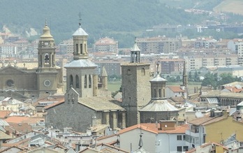 Las torres de la iglesia de San Cernin emergen entre los tejados de Alde Zaharra de Iruñea. (Jagoba MANTEROLA/FOKU)