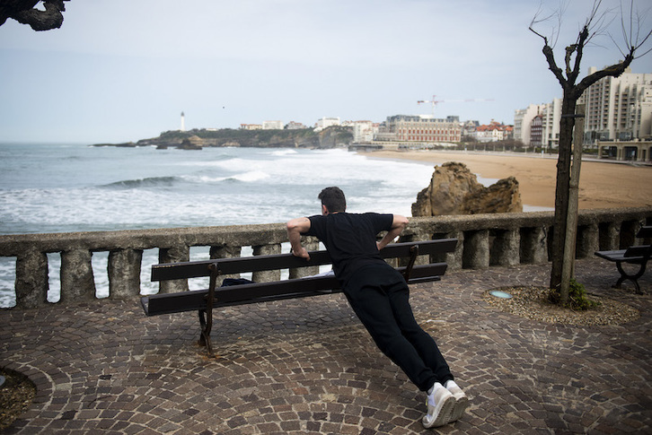 Haciendo ejercicio ante la playa de Biarritz, en el estrecho margen existente para ello. (Guillaume FAUVEAU | AFP)