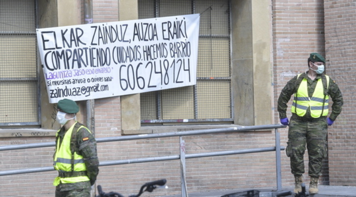 Soldados del América 66 por las calles de Alde Zaharra. 