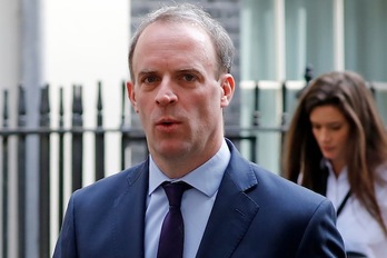 El ministro de Exteriores, Dominic Raab, a su llegada al número 10 de Downing Street. (Tolga AKMEN | AFP