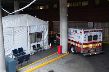 Nueva York se mantiene asimismo como el epicentro de la pandemia. (David Dee DELGADO / AFP)