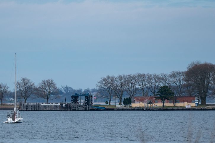 Imagen de la fosa común de Hart Island, en Nueva York, tomada desde City Island. (David Dee DELGADO /AFP)