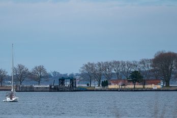 Imagen de la fosa común de Hart Island en Nueva York tomada desde City Island. (David Dee DELGADO /AFP)