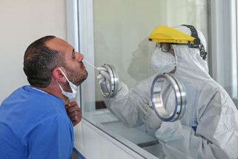 Prueba del coronavirus realizada a un ciudadano turco. (Ozan KOSE / AFP)