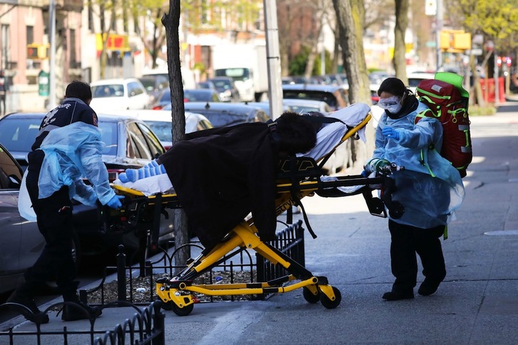 Personal sanitario trasladan a un paciente a una ambulancia en Nueva York. (Spencer PLATT | AFP)