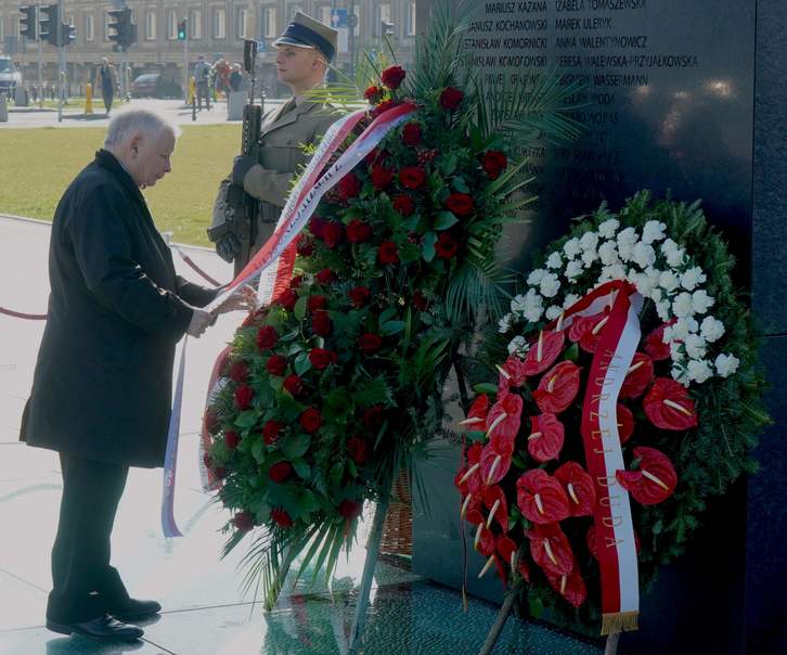 Jaroslaw Kaczynski coloca una corona de flores en el monumento a las víctimas del accidente aéreo de Smolensk, el viernes. (Janek SKARZYNSKI | AFP)