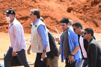 Jair Bolsonaro, con chaleco, en la visita a un hospital de campaña en construcción. (Evaristo SA | AFP)