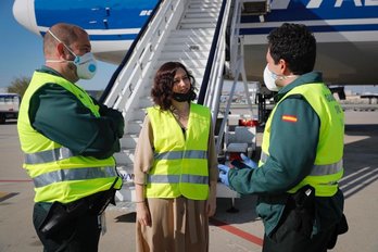 Isabel Díaz Ayuso, hoy en el aeropuerto haciendo esperar a Sánchez.