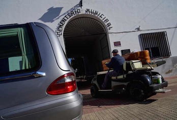 Un empleado funerario traslada un féretro en una de las localidades más golpeadas por el coronavirus, Tomelloso. (Pierre-Philippe MARCOU/AFP) 