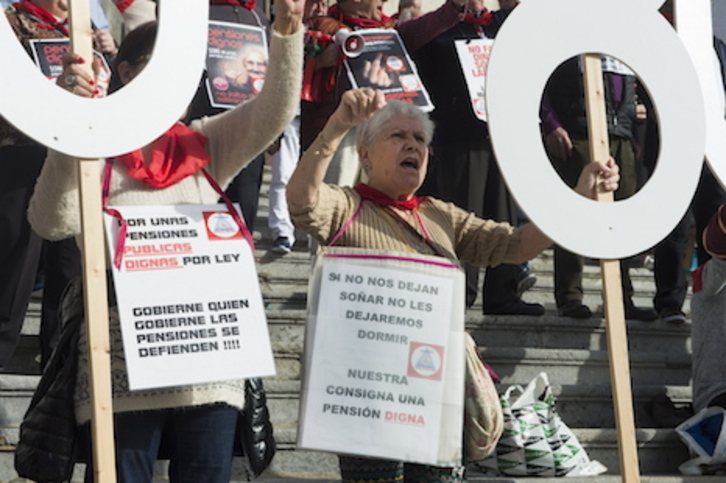 Pensionistas de Bizkaia protestarán todos los lunes a las 12.00 desde ventanas y balcones. (Monika DEL VALLE/FOKU)