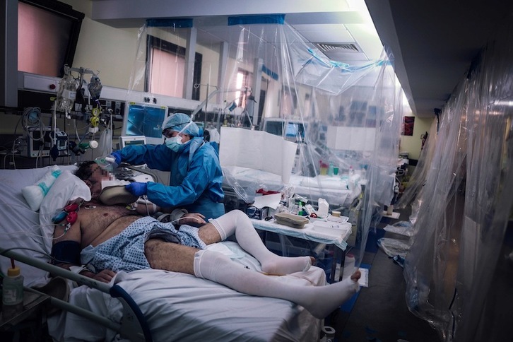 Un paciente de Covid-19 es atendido en el Hospital de Levallois-Perret, al norte de París. (Lucas BARIOULET | AFP)