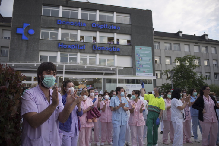 Sanitarios del Hospital Donostia recibieron ayer el apoyo de bomberos y policías municipales. (Juan Carlos RUIZ/FOKU)