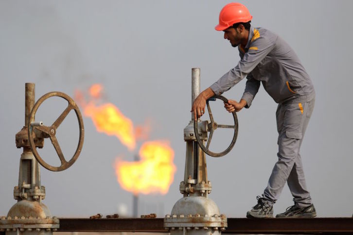 Un hombre trabaja en una refinería de petróleo en Nasiriya, al sur de Irak. (Haidar Mohamed ALI/AFP)