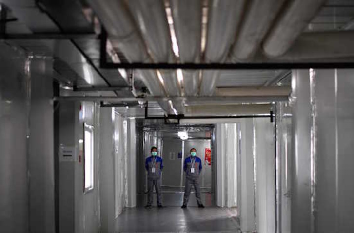 Seguridad en un hospital de Wuhan. (Noel CELIS / AFP)