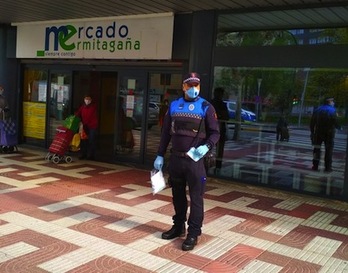 Reparto de mascarillas en las puertas de un mercado municipal de Iruñea. (POLICÍA MUNICIPAL DE IRUÑEA)