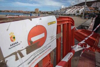 Acceso bloqueado a la playa de Arona, en Tenerife. (DESIREE MARTIN / AFP) 