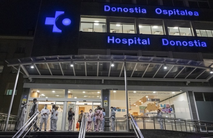 El Hospital de Donostia cuenta con 23 ingresados en la UCI, dos menos que ayer. (Jon URBE/FOKU)