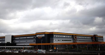 Centro de distribución de Amazon al sur de París. (Thomas SAMSON/AFP)