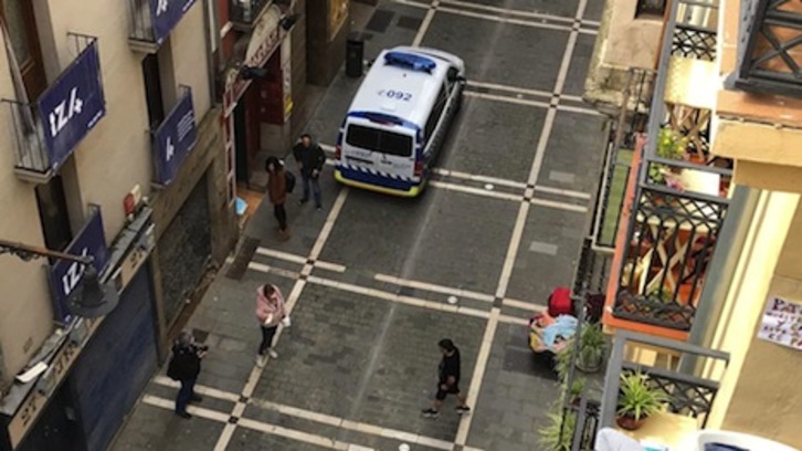 Actuación de la Policía Municipal del Iruñea en la calle Mayor.