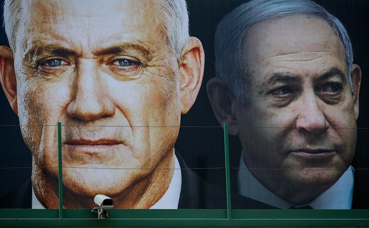 Retratos de campaña de Gantz y Netanyahu. (JACK GUEZ | AFP)