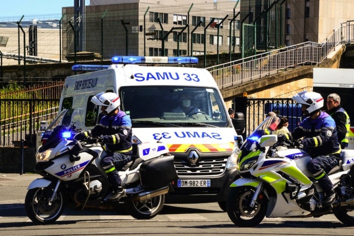 La Policía francesa escolta una ambulancia que sale de Burdeos. (Mehdi FEDOUACH/AFP)